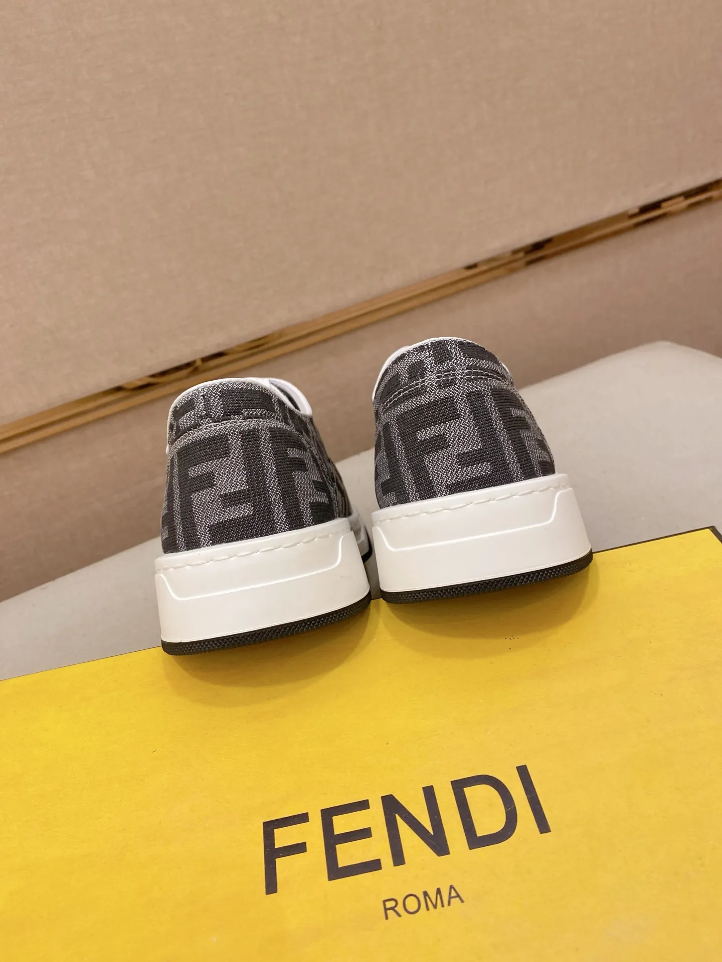Men's shoes 💰 420💰 (FENDI) New high-top 👊🏻 upper 🇮🇹 imported cowhide fabric 🇩🇪 lining imported sheepskin lining. The original outsole is molded to highlight the identity of every man, and the upper foot is stable and stable🚶🏻🚶🏻The high-end custom counters reproduce the original version📯No matter the wind or rain, the shoe last remains unchanged and can withstand the verification of time🔍️,🔵 Size: 38-44 (45 is custom-made and cannot be returned or exchanged